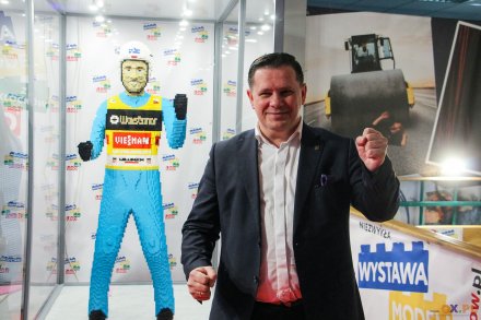 Burmistrz Tomasz Bujok na tle figury Piotra Żyły/fot.ox.pl/Bartłomiej Kukucz
